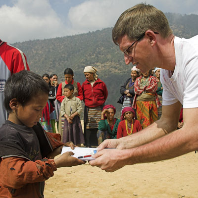 Duble - 2008: Jan helpt bij het uitdelen van de schrijfbenodigdheden Uitdelen van de schrijfbenodigdheden