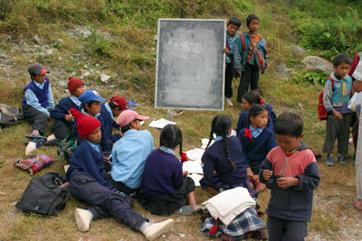 120_C10D2081_Schoolklas.jpg In Gurjung: een schoolklas in de buitenlucht