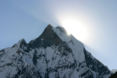 121_C10D2166_Mach-Zon-op.jpg De zon komt op achter de Machapuchre
