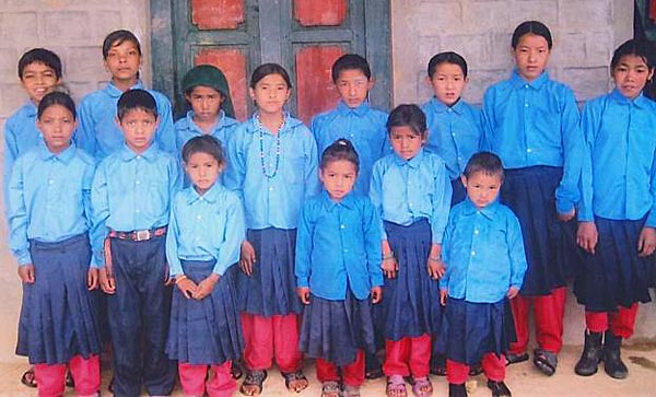 Enkele van onze gesponsorde kinderen in schooluniform Leerlingen in schooluniform