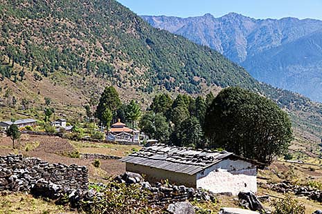 Bigu Gompa in het landschap