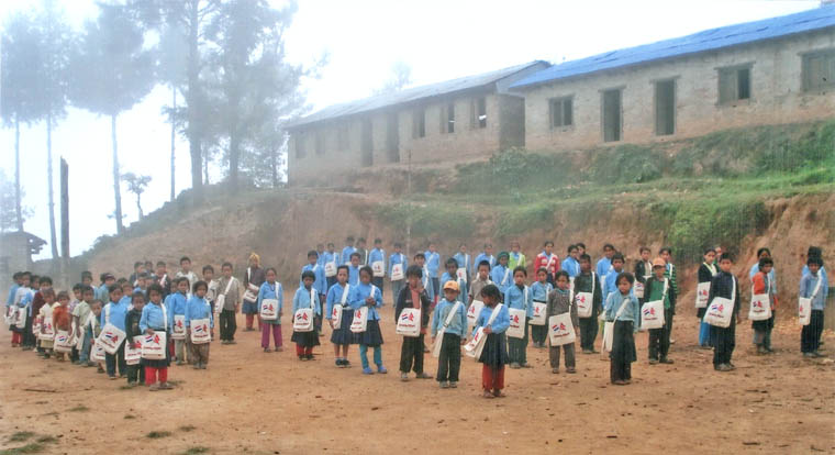 Kinderen met schooltas